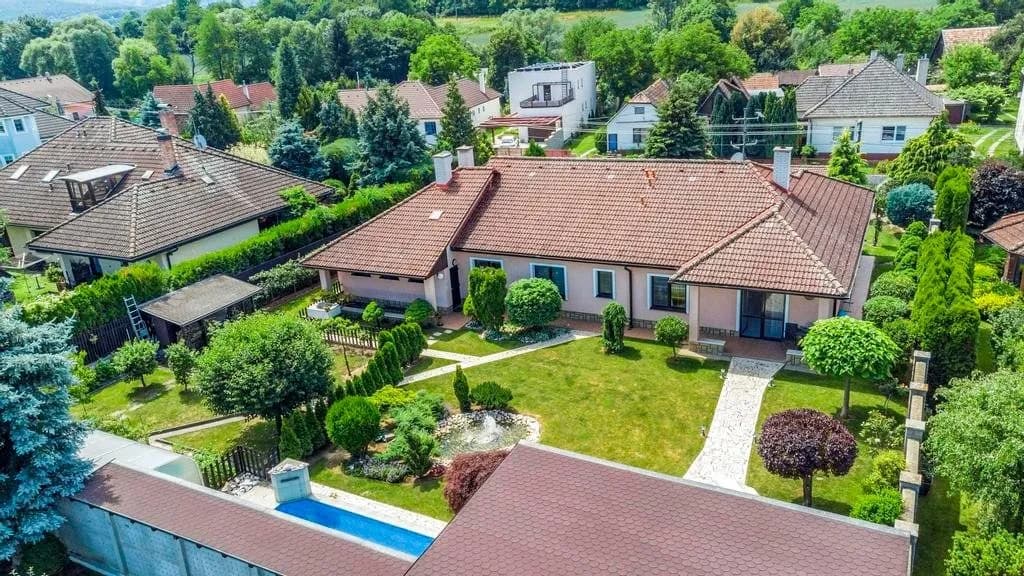 Bungalov so záhradou a bazénom z dronu