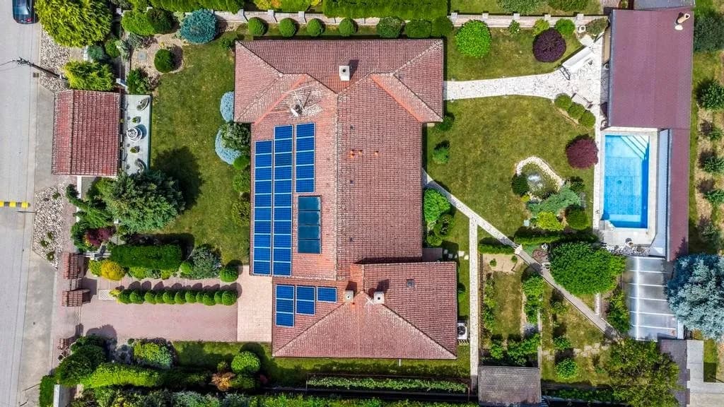 Vila s bazénom a solárnymi panelmi z dronu